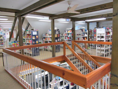 Dachgeschoss und Treppenaufgang ; Bildrechte: Gemeindebücherei Oftersheim