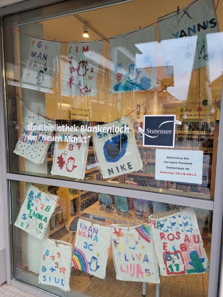 Ausstellung der Baumwolltaschen am Bibliotheksfenster