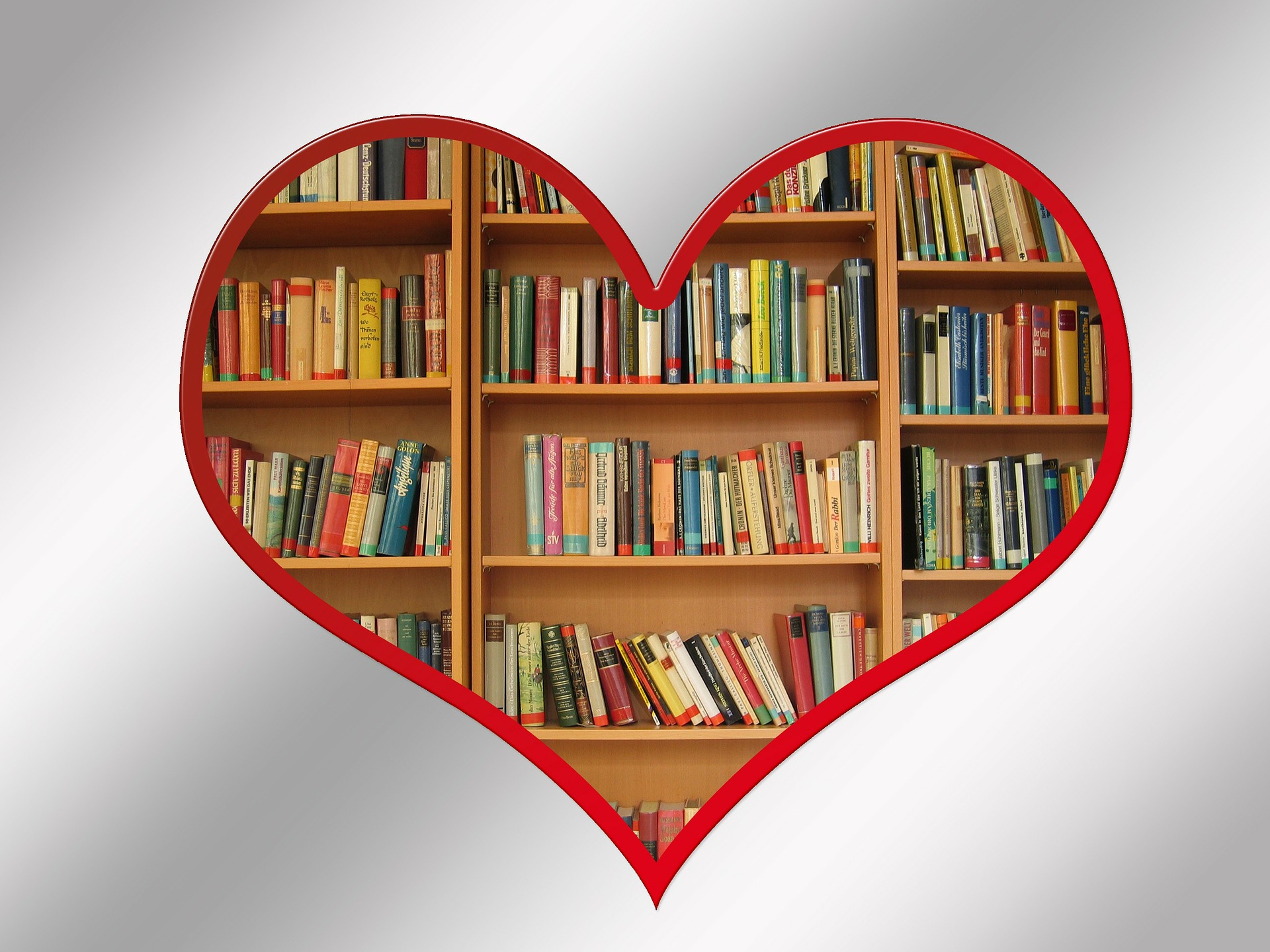 Ein Herz, gefüllt mit Büchern in einem Regal