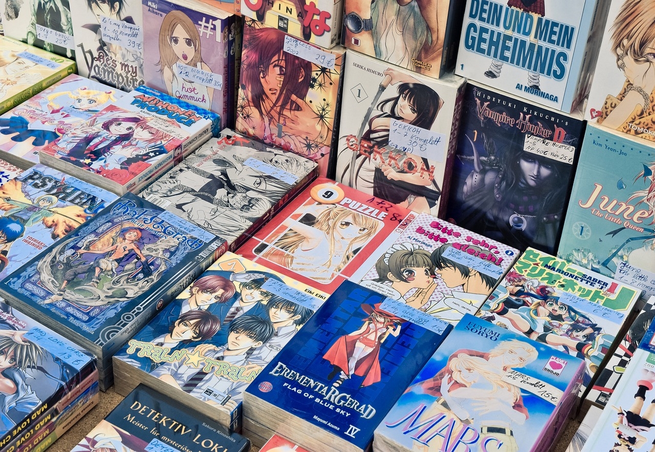 Verkaufstisch mit verschiedenen Mangas.